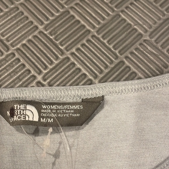 NWT - Women’s The North Face Flashdry Pocket T - Picture 5 of 7